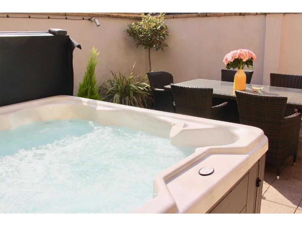 Dream Stays Bath - Trim Street Townhouse With Hot Tub Exterior foto